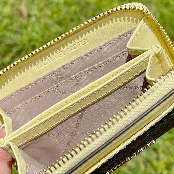 NWT Michael Kors Small Zip Wallet - Picture 6 of 6